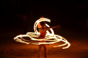 Fire show na imprezę firmową — ile trwa pokaz ognia i jak przygotować miejsce?