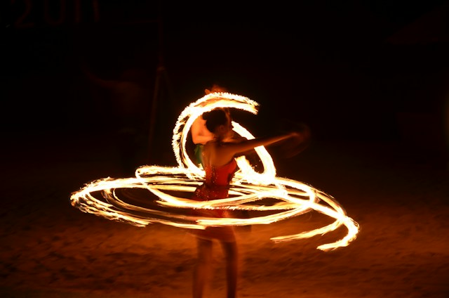 Fire show na imprezę firmową — ile trwa pokaz ognia i jak przygotować miejsce?